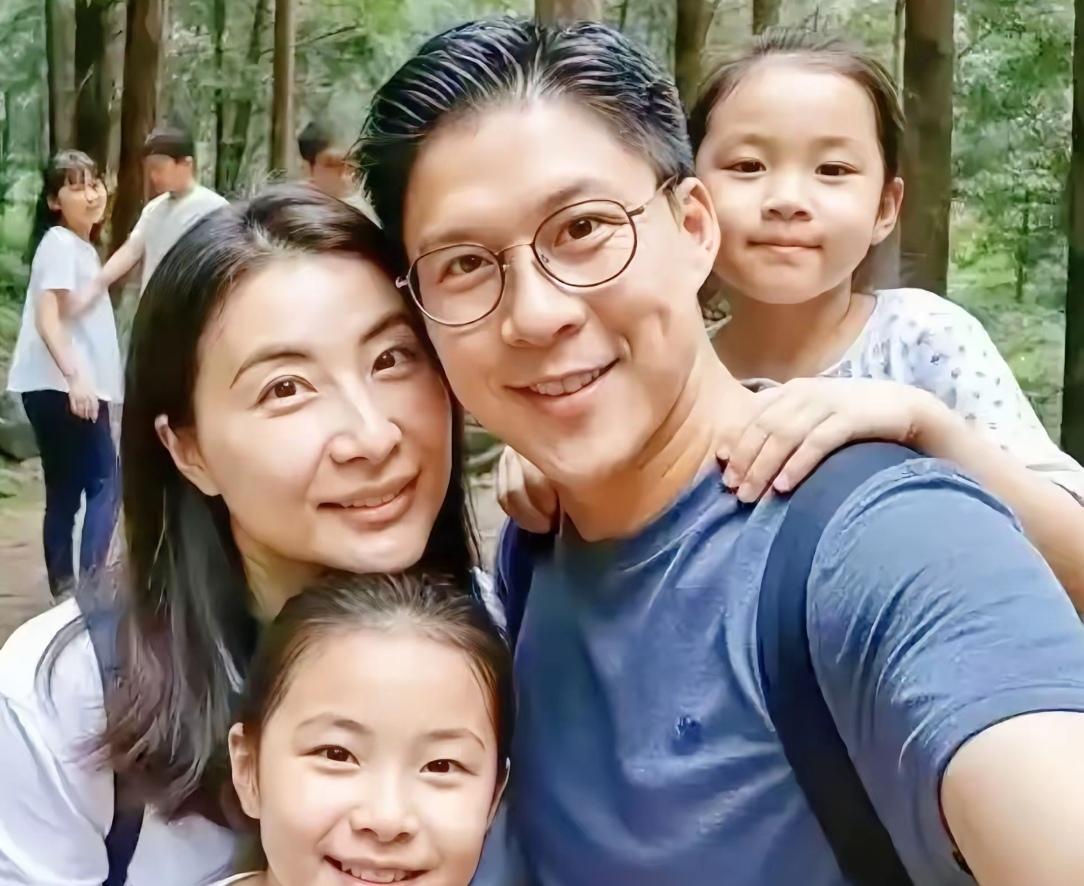 郭晶晶和霍启刚[赞][赞]特喜欢郭晶晶一家人[玫瑰]是中华人民最幸福家庭，是每个