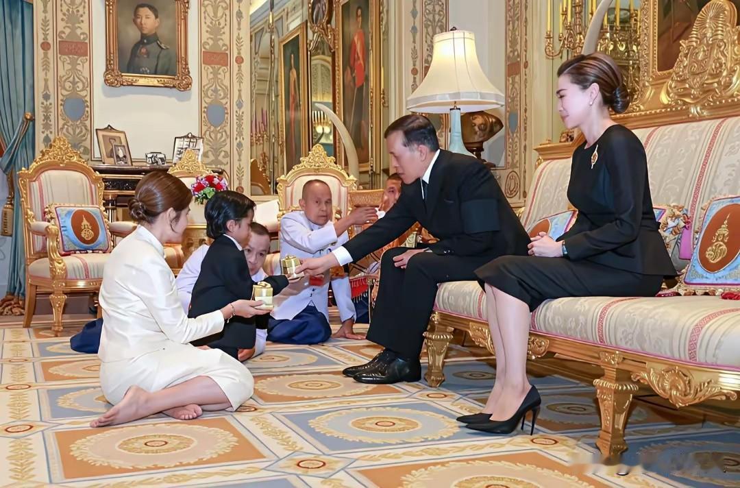 泰国王室的这套大礼，实在不敢恭维，几乎是半趴在地上，连摄影师也是跪在地上拍照。泰