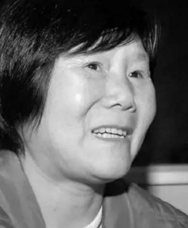 1975年，湖北神农架几名妇女正在田里挖洋芋时，一位女孩因为内急跑去树林中解决，