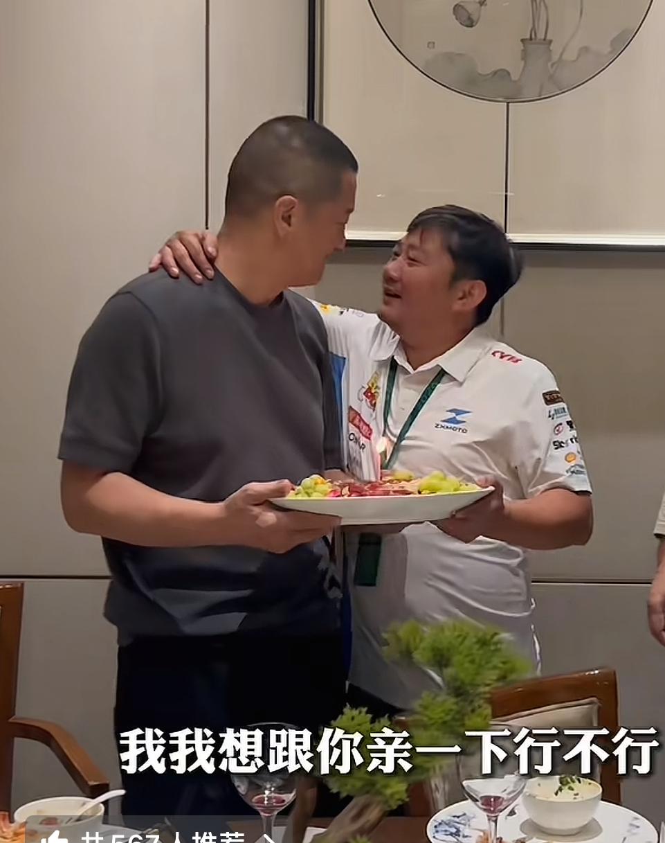 张雪陪李亚鹏在国外过55岁生日，张雪竟然搂着李亚鹏的肩膀，对李亚鹏提出一个看似无