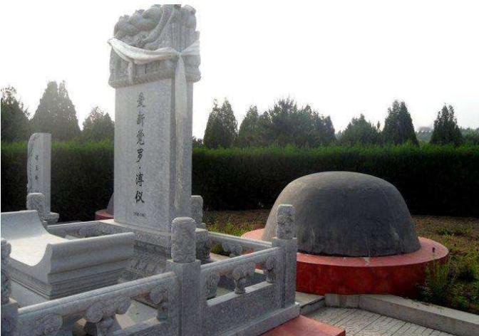 1967年10月17日，溥仪在北京因病去世后，他的家人不知道该以何种规格来安葬溥
