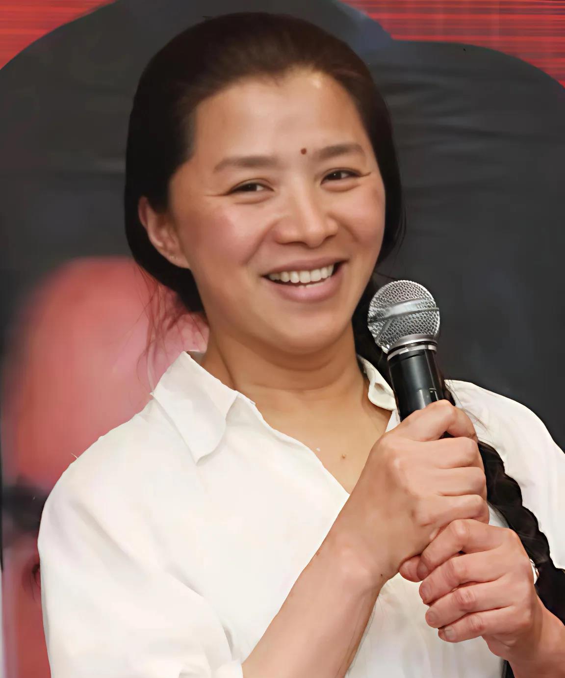 迟蓬真是个狠人，你不扒不知道，一扒就要对她五体投地了。她19岁开始演戏直至66