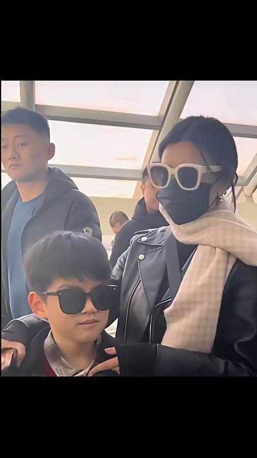 陈妍希现在是去哪都带着儿子，好妈妈！从某种意义上来看，陈妍希也算人生赢家了，有