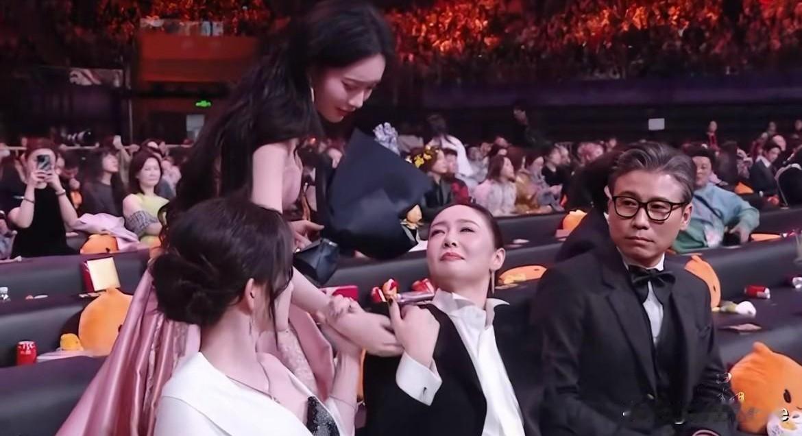 2月5日，孟子义🧣之夜领奖后下台找白鹿高叶聊天，孟子义一边跟白鹿手拉手，一边跟