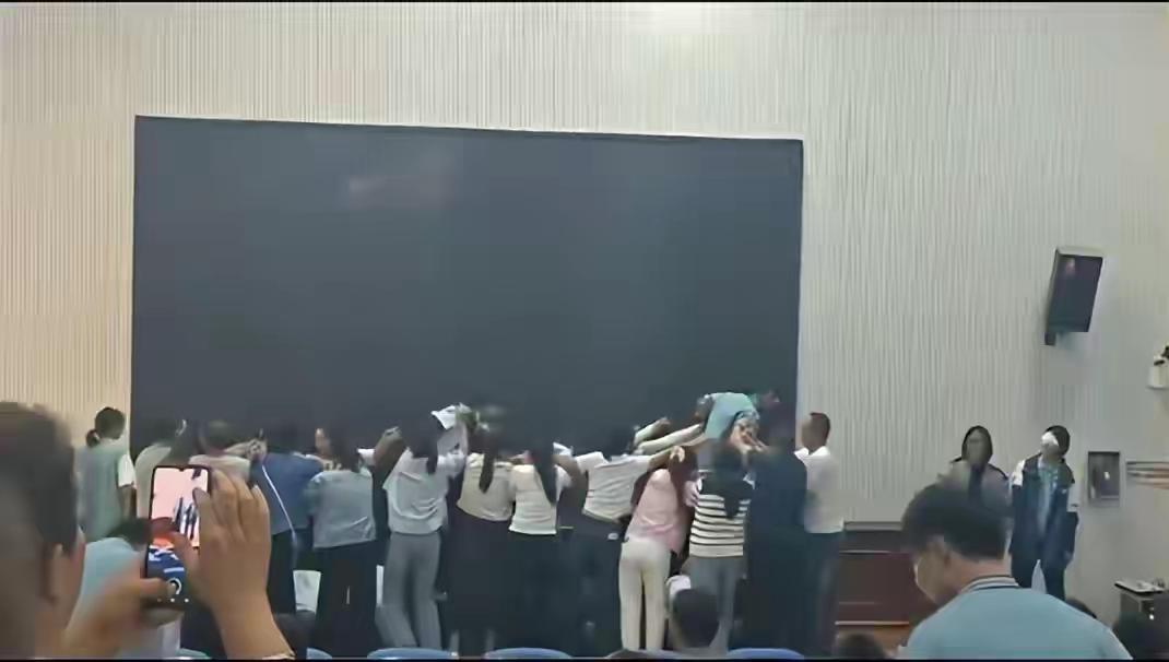 教育局介入调查近日，河南郑州中牟县第三高级中学组织的一场特殊教育活动引发