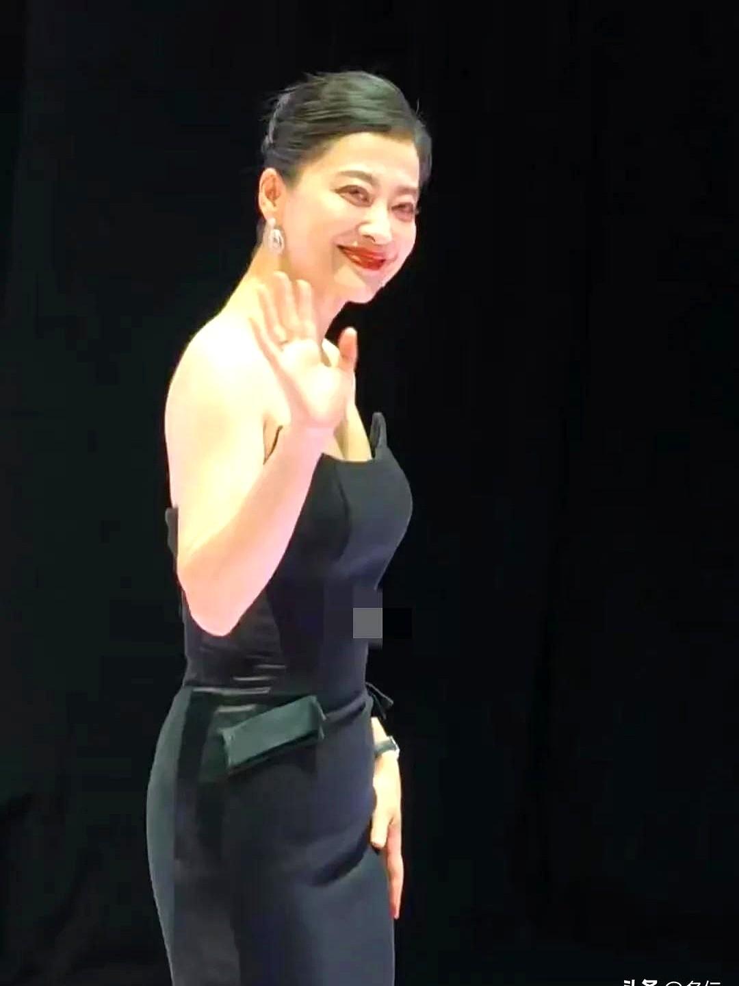 50岁的梅婷，真的是给所有女人提了个醒。无论你身材多好，长得多漂亮，也别轻易