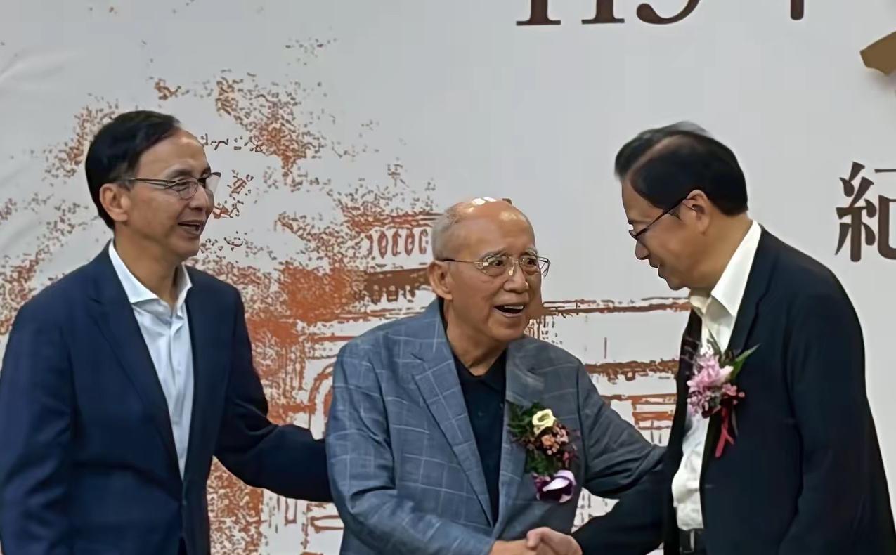 吴伯雄家那点事儿，今天刷到了，还挺戳人。儿子吴志扬发脸书说，2026年爷爷吴