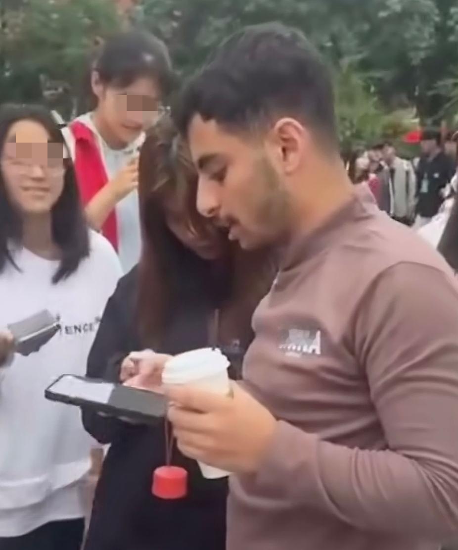 外国人的微信有那么香吗？一所高校门口，多名女学生围着一个外国人争先恐后地要微信