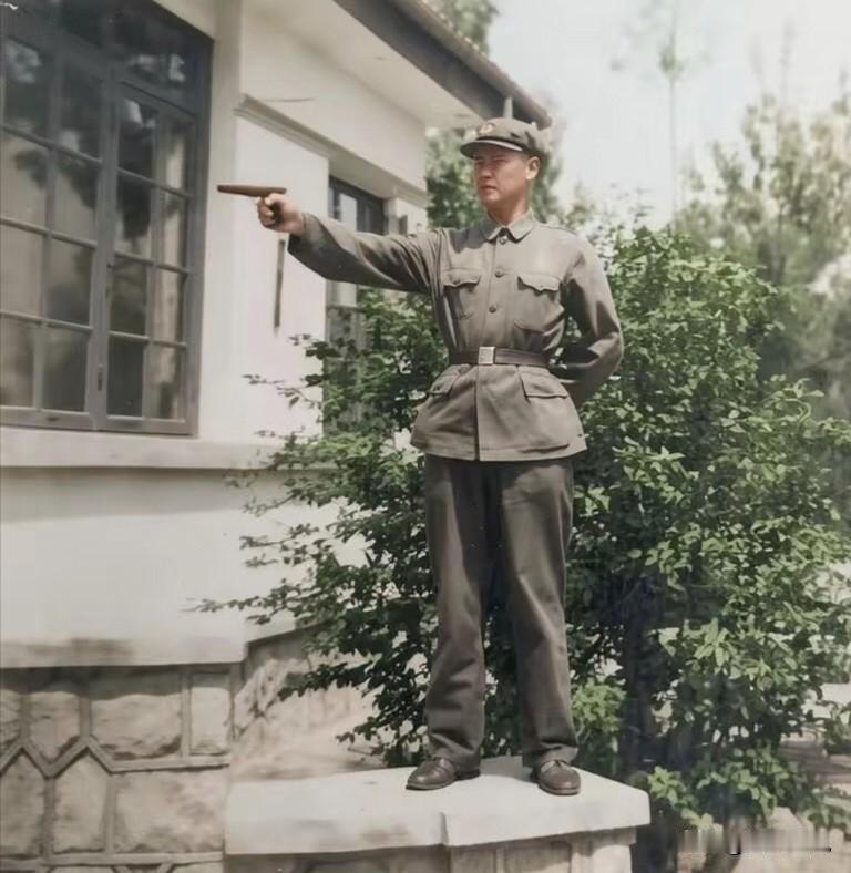 70年代的一张老照片，总感觉哪里不对呢？照片中的主人公身穿四个兜的军装应该是一