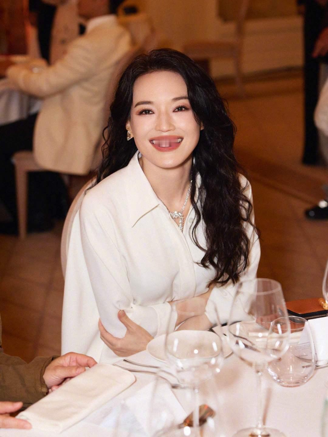 舒淇其实挺可悲的，结婚8年不生娃，如今49岁只能晒“布娃娃”[捂脸哭][捂脸哭]