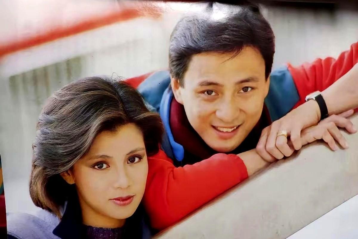 时隔38年，汤镇业终于肯正面回应翁美玲葬礼上那把“断梳”了！当年多少人骂他薄情