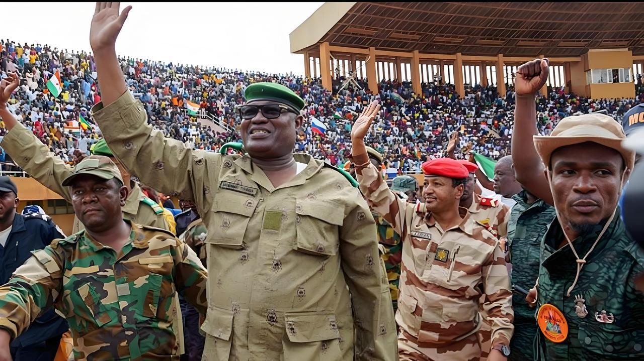 尼日尔军政府敢把法国铀矿、中国油企、澳洲金矿一口气收归国有,不是莽撞,是算准了“