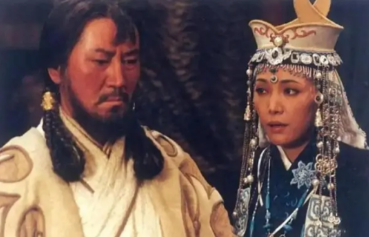 1178年，在羊毛堆之中，成吉思汗与一个十来岁的小姑娘发生了关系，而这是蒙古族最