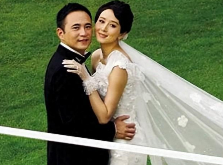 2008年，胡静高高兴兴地嫁给了身价50亿的马来西亚富豪朱兆祥，结婚当晚胡静却发