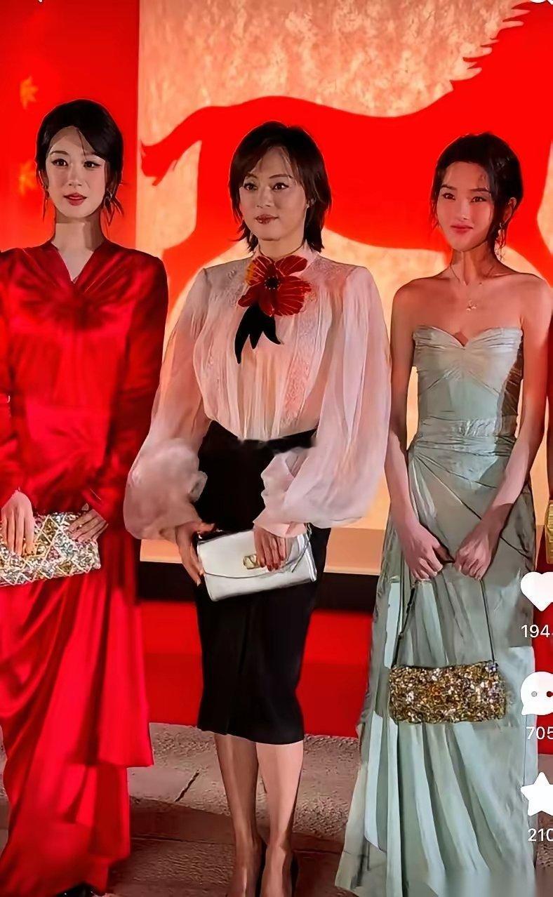 刷到杨紫和宋祖儿同框的图，我愣了三秒。这不欺负老实人吗？天天吹神颜的，一到真刀真