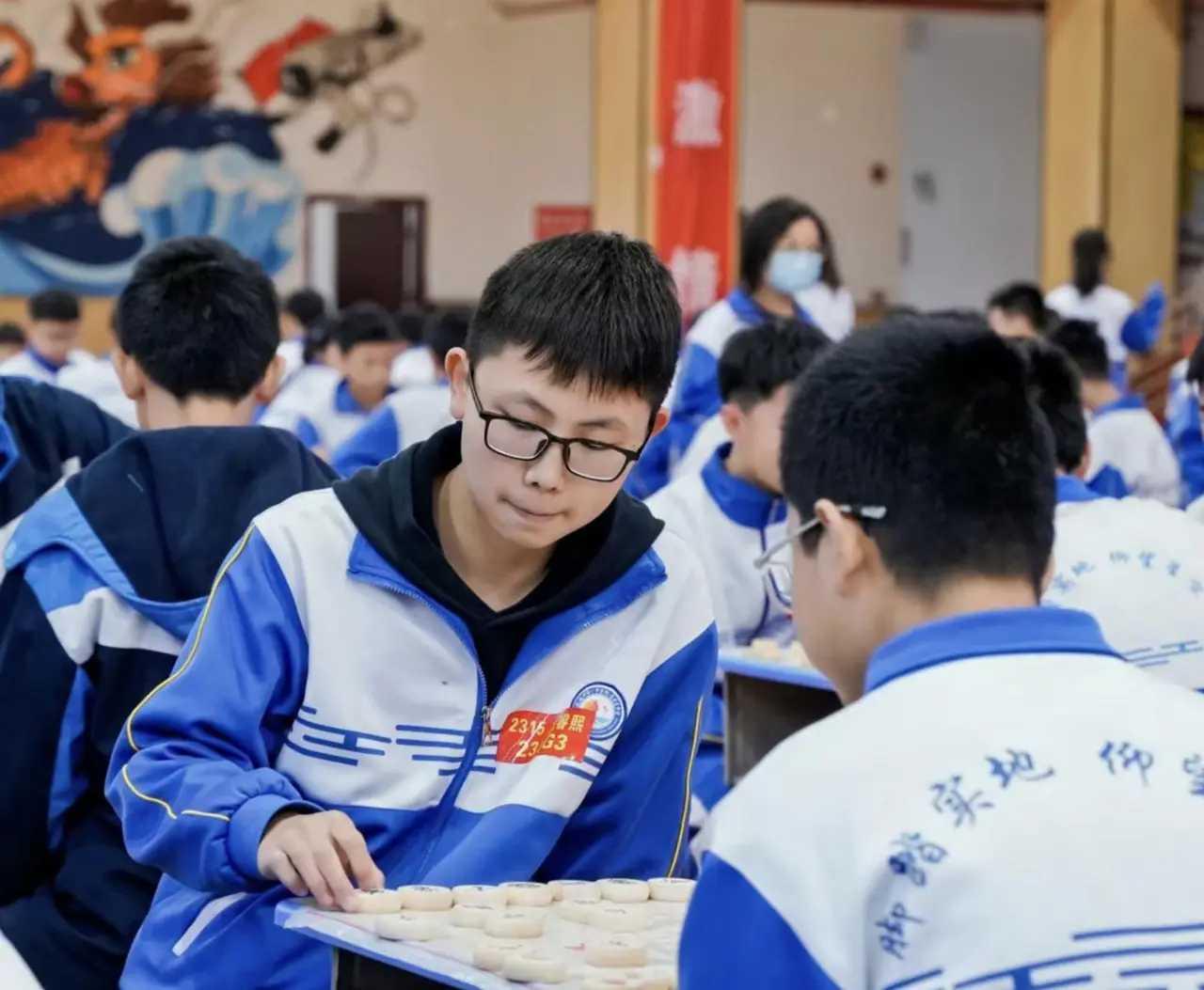 “只是一层薄薄的土，人与人就再难相见了”“幸福从罐子里跑了出来，弥漫了整个屋子”