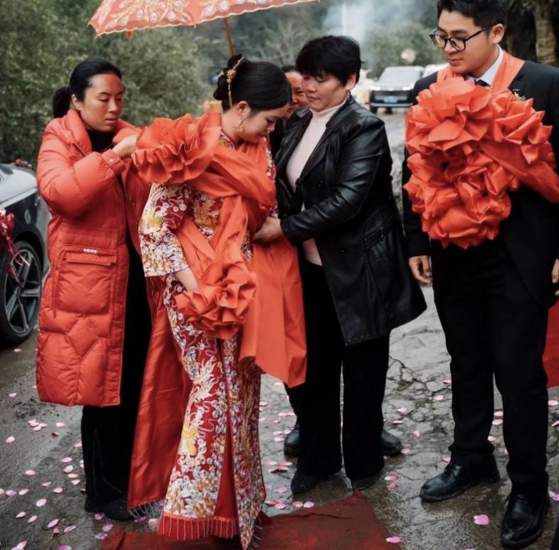 看哭了！近日，贵州江口，一对新人结婚，就当新郎接新娘准备起程时，丈母娘拦住了他们