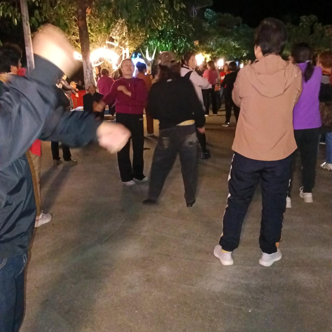 巴马康养人，个别行为不文明2025年11月3日晚7:40.坐标:广