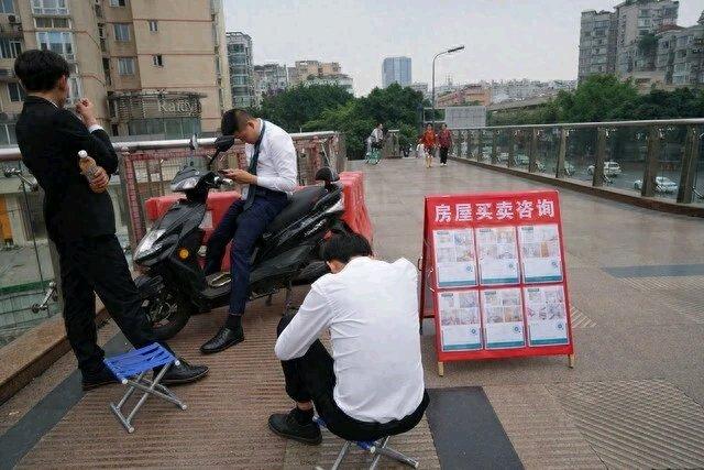 最近刷到有人预测10月后国内会迎来4波降价潮，特意捋了下身边已经冒苗头的信号，感