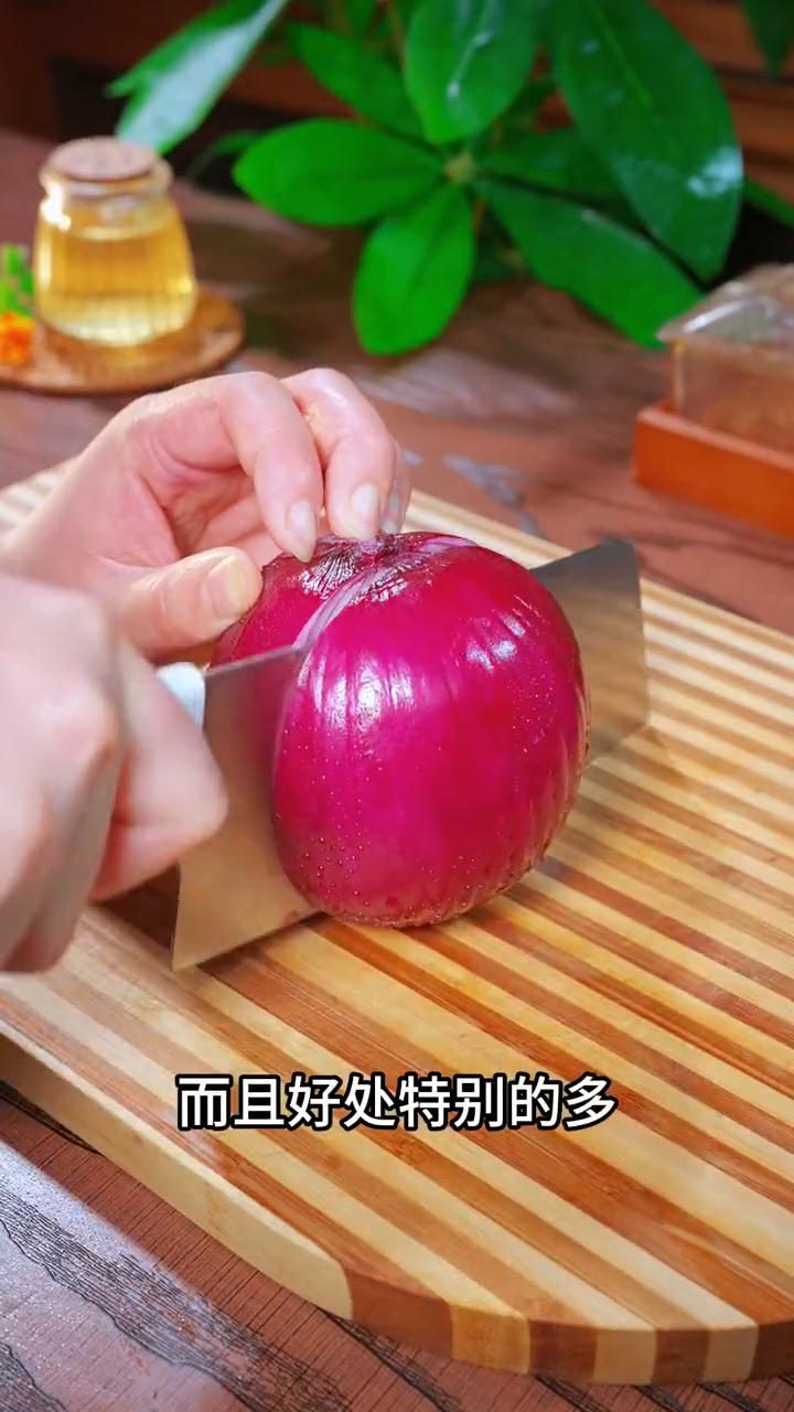 凉拌洋葱木耳。我真是做梦都没想到洋葱和木耳搭配居然有这么大的妙用。这是村子里一