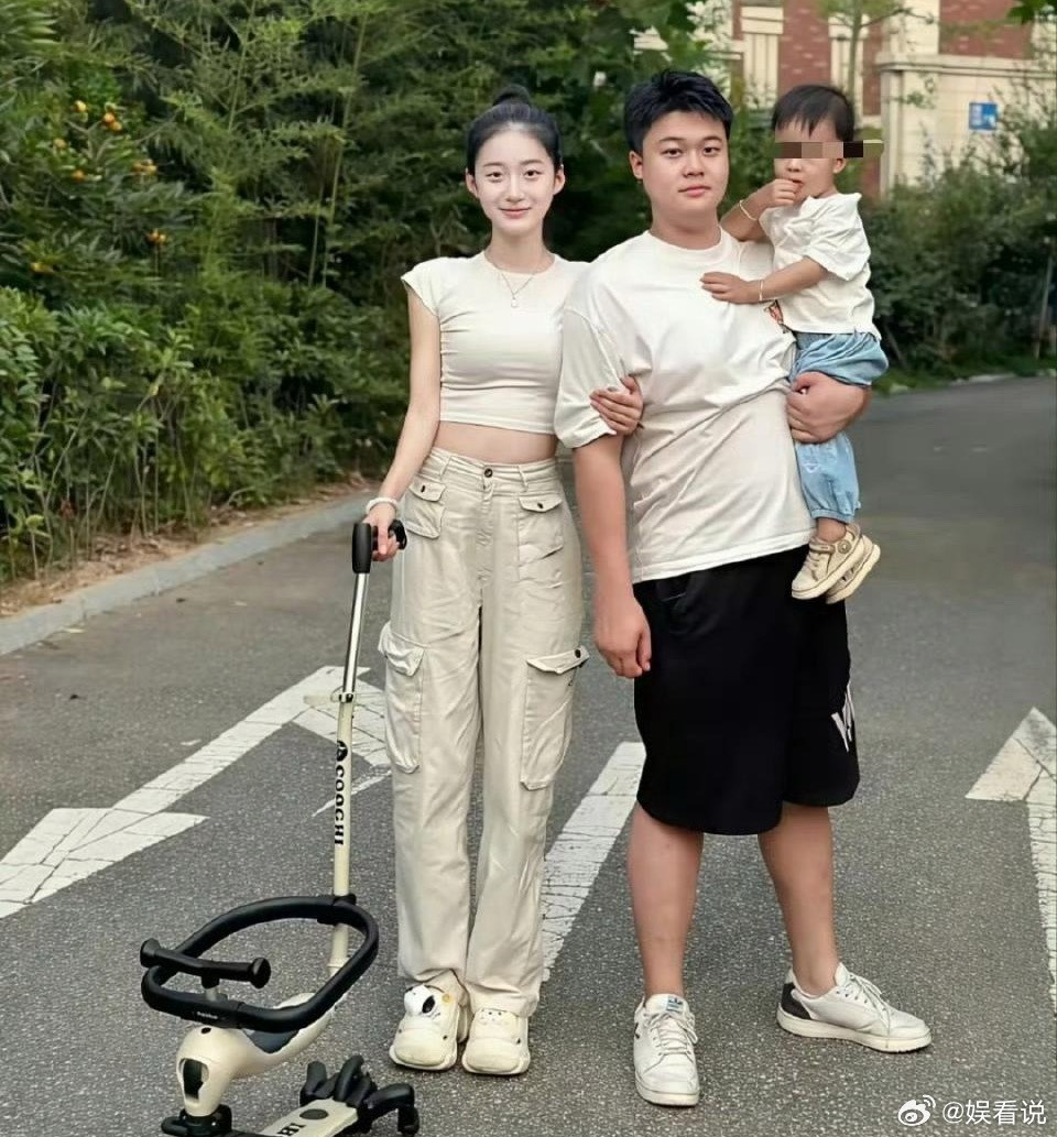 小伙子这是找了个女明星啊？这颜值不是一般的高。