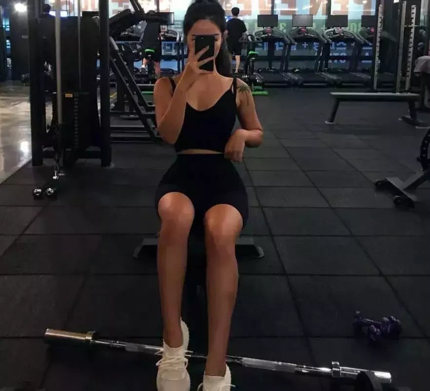 华裔健身女神练就性感身材, 却被怀疑整形?