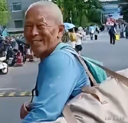 最幸福的外公[赞][赞]北大新生报名，这个外公个头不高，满头白发，肩上挎着沉重