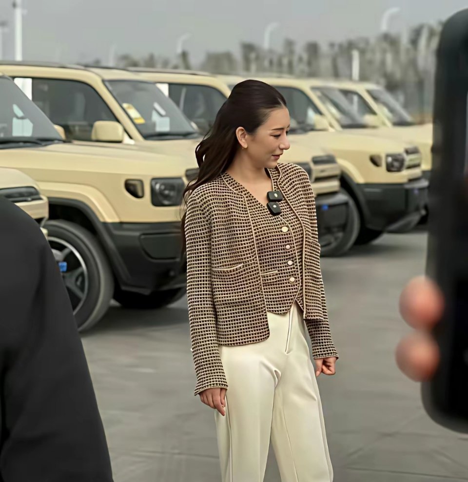 方媛也终于有了浓浓的妈味，这倒是和六十多的郭天王匹配多了