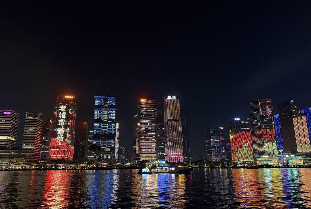 腾讯是不是不合群?别人大厦幕墙灯光都是一样的风格非常丑,显得廉价,没钱每一栋