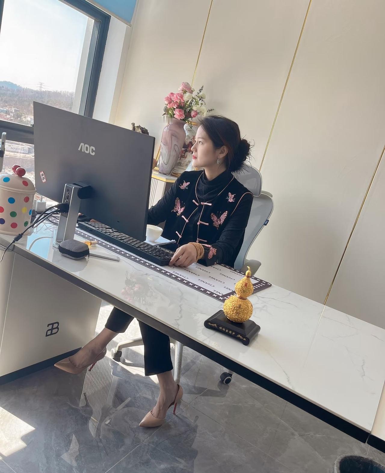 公司新空降的一个女领导，以你慧眼如炬的眼光，你觉得她好相处吗？
