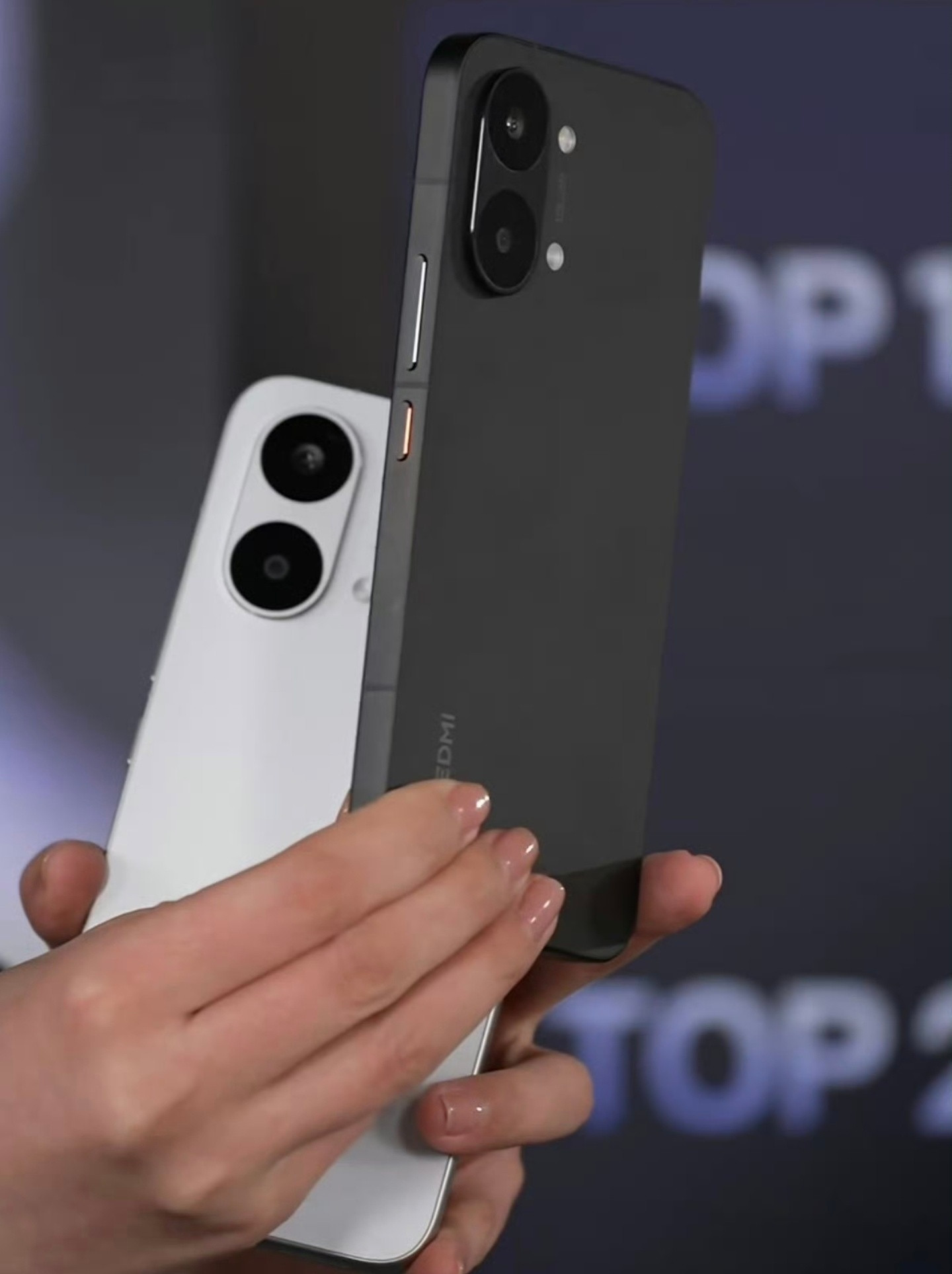 RedmiTurbo5Max黑色和白色真机图大家会喜欢这种比较简约纯粹的设