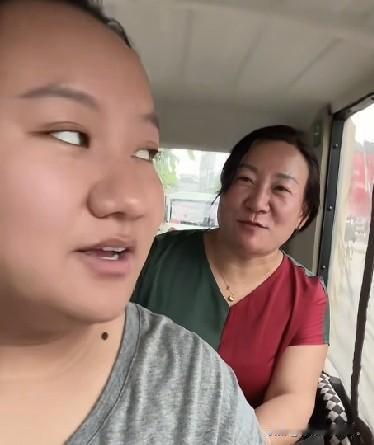小故事！梦凡她妈打电话接她回家这个当妈的，在外面吃喝玩乐就不说