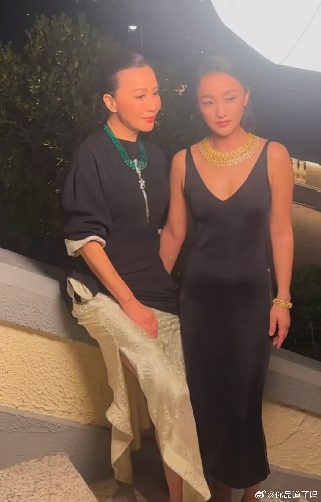 女星状态变化堪称惊艳。周迅亮相香港香奈儿珠宝晚宴，黑裙搭配齐肩短发，面部紧致自然