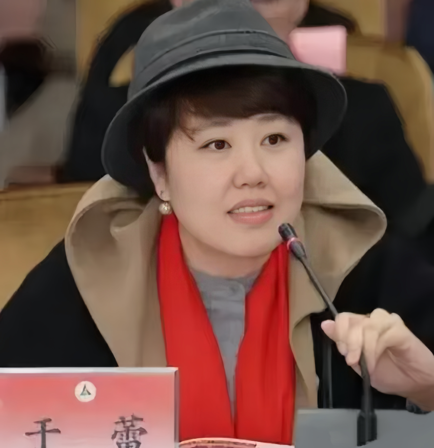 现在全网压力最大的就是于蕾了，不是因为在观礼现场表演了戏剧，而是明年春晚她怕
