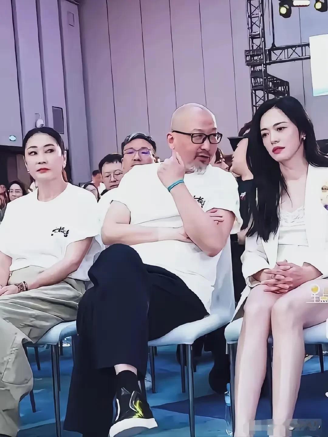 看到梁静的眼神就知道她非常爱老公导演管虎与妻子梁静一起出席活动，管虎把眼睛一