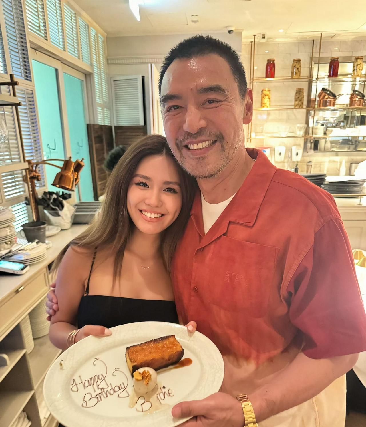 8月5日，钟镇涛晒出为二女儿庆生照，他的二女儿钟懿满21岁了。钟镇涛在娱乐圈能