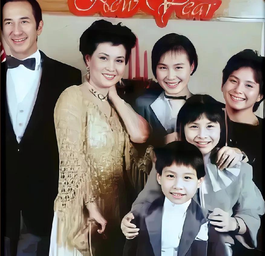 1991年，何超琼世纪婚礼上，三个妹妹当伴娘。32年后，她独自签下百亿文旅协议。