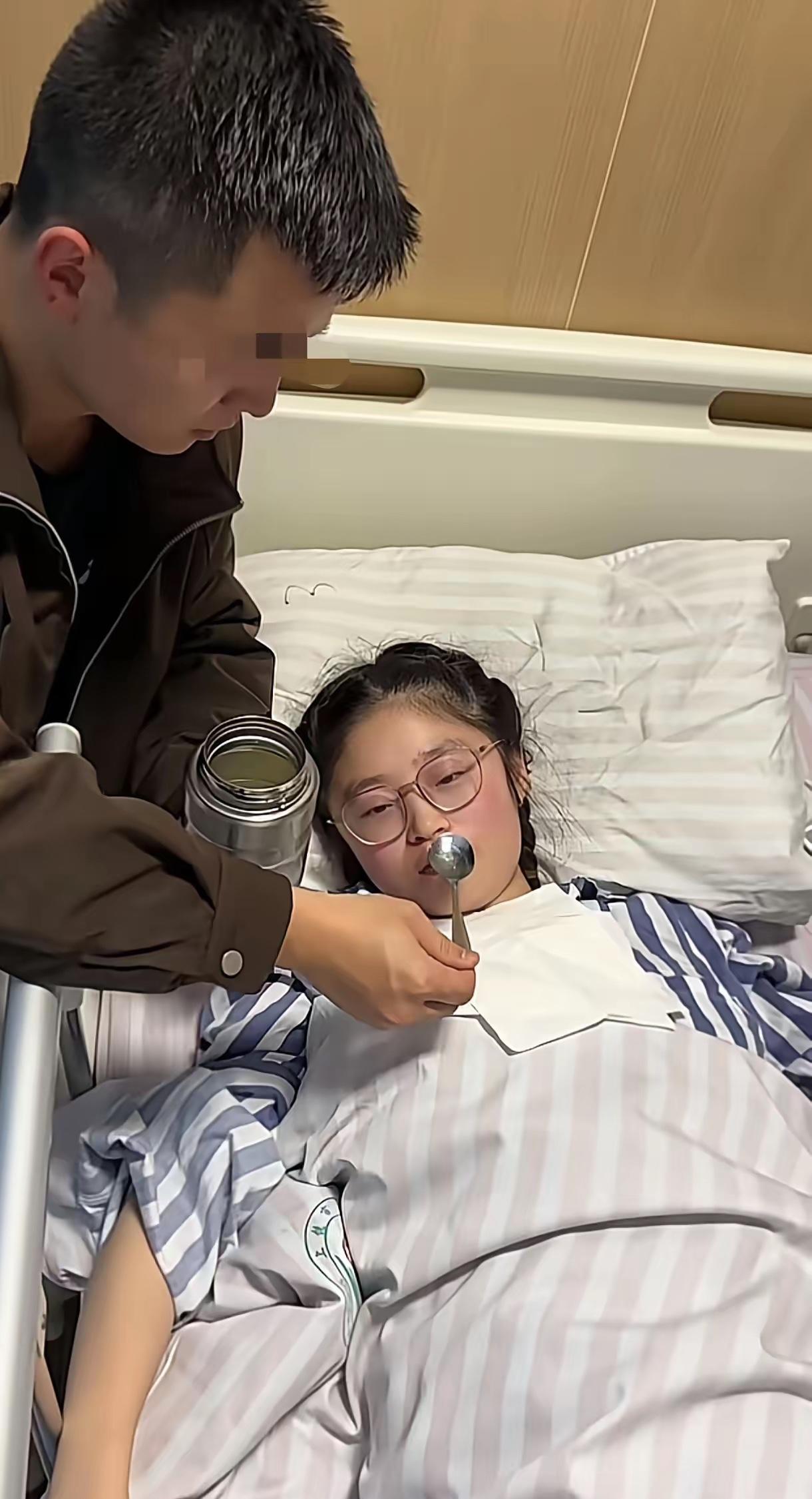 这个女孩，明明就是个十几岁的初中生，怎么就生孩子了[笑着哭]​刷到这个视频，第一