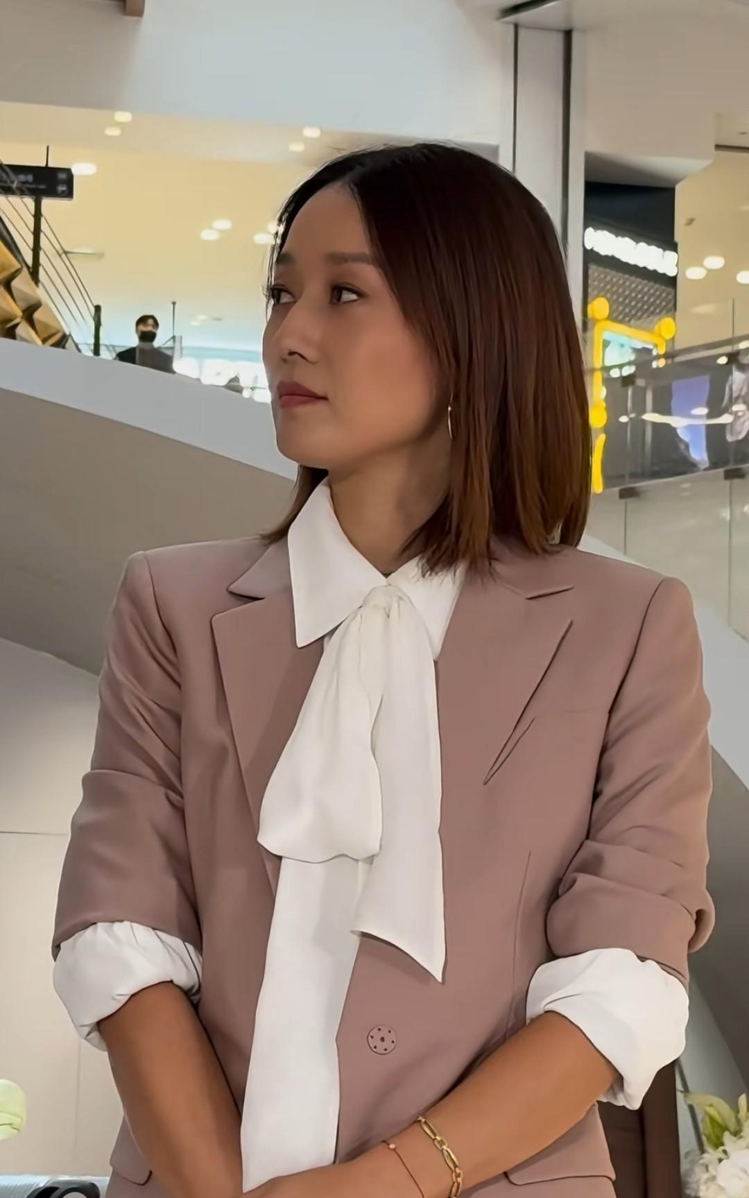 感觉马伊琍的助理和造型师该“换换”了，这是穿的啥呀！太土气了，上台之前也不事先看