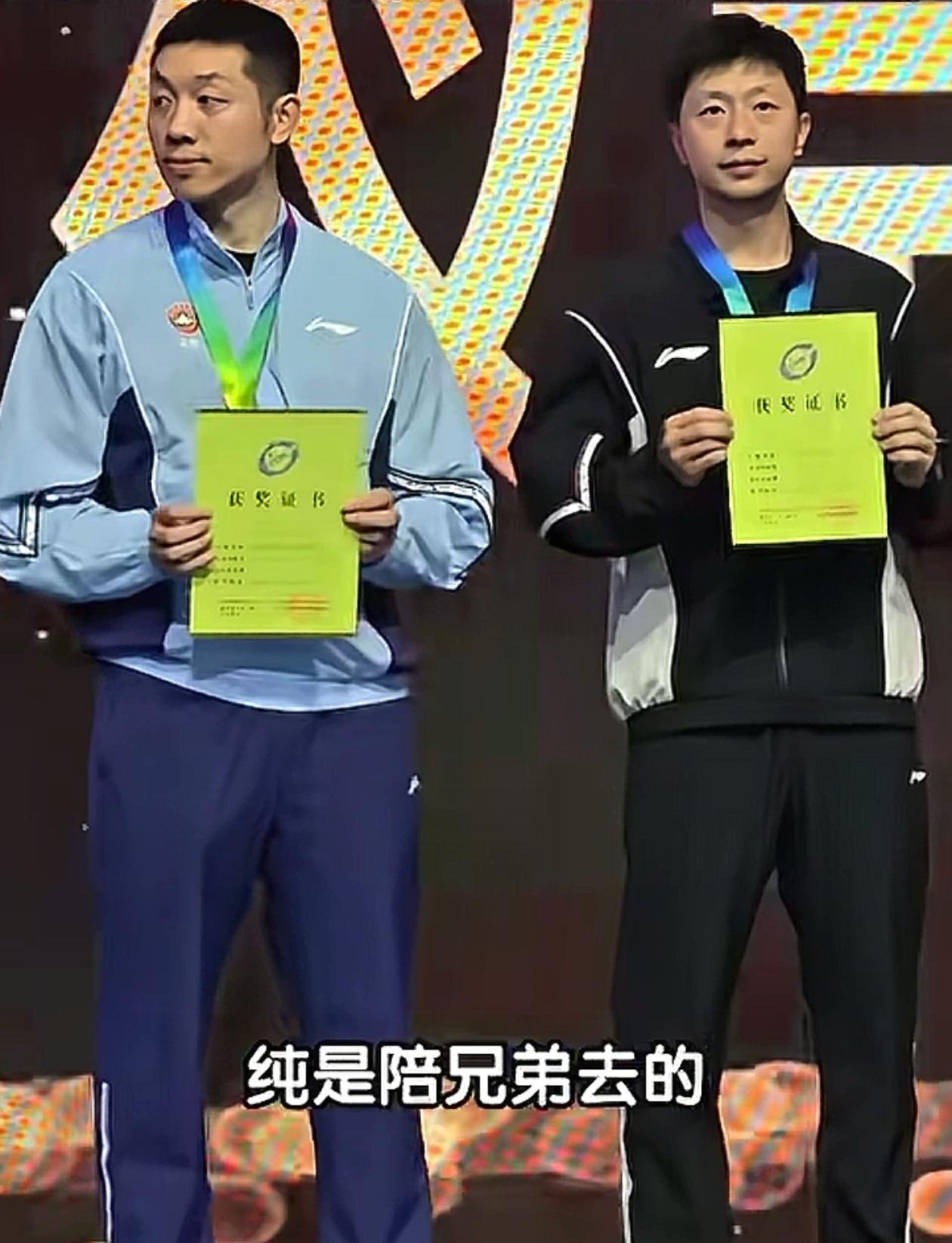 许昕有点后悔了，不该听马龙的。 打了一场全锦赛，拿了一个全国冠军，结果练了半