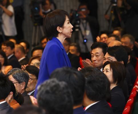 高市内阁支持率暴跌，在野党与公明党组建新政党，高市选择逃避高市内阁支持率暴跌