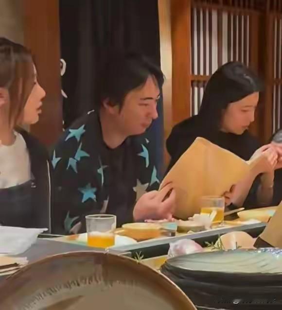 王思聪在东京烫头恋爱，他爹在法庭焦头烂额。这画面太扎心了。71岁的王健林忙着