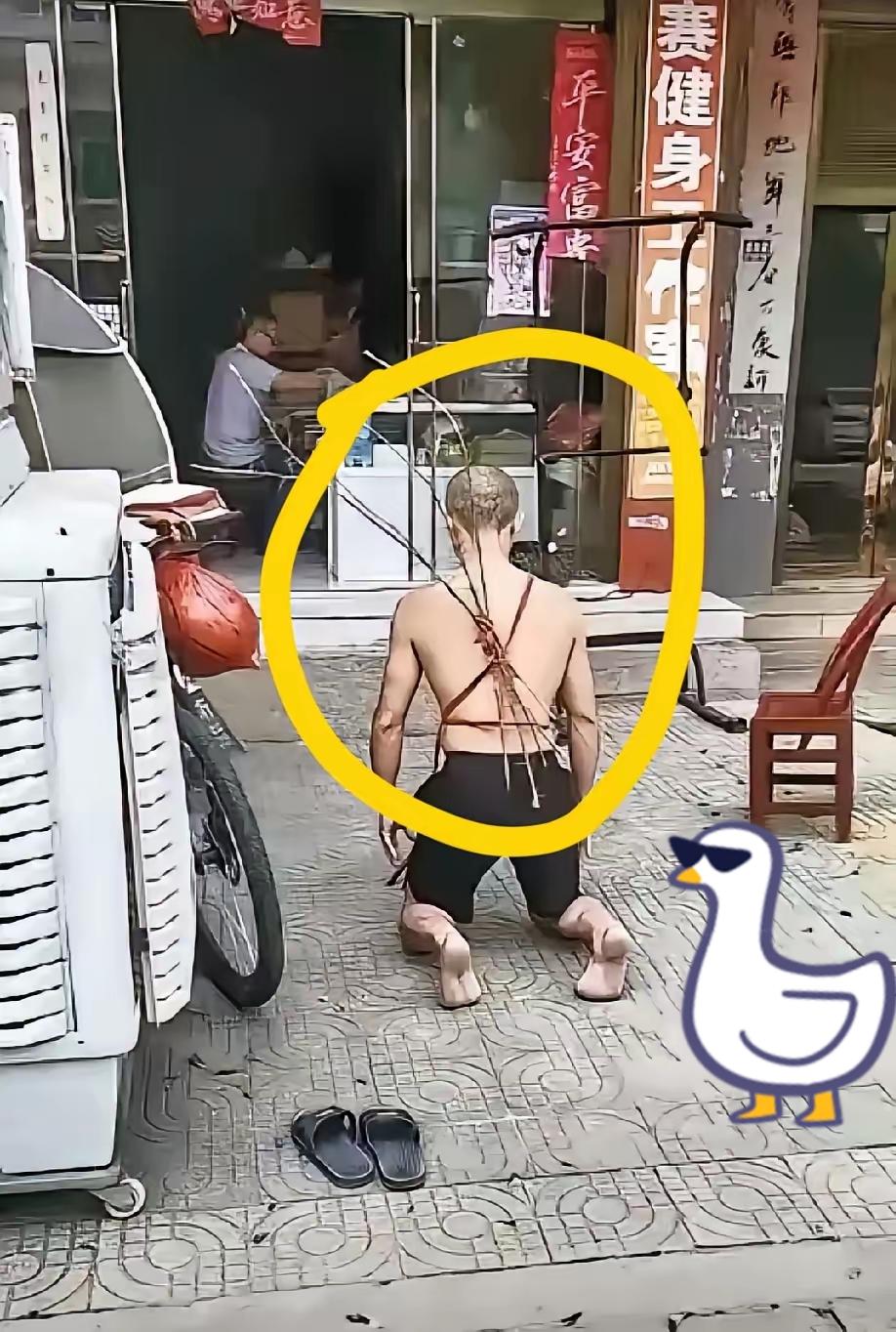 湖北31岁男子，据说是偷了家里30万，​​​也不知道他把30w拿去干嘛了，在外头