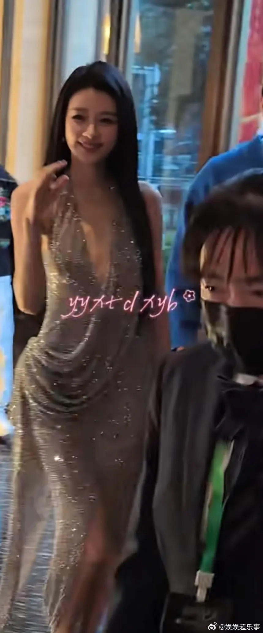 一直觉得孙怡的身材很顶的，腿长且不干瘦，人就不评价了