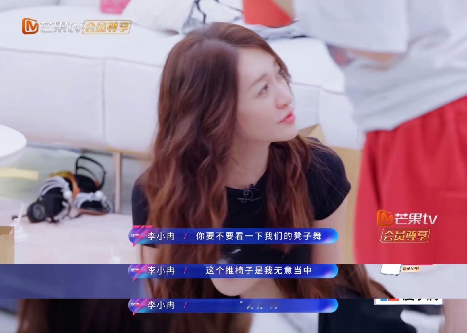 这个小猫咪又翘起尾巴来了～