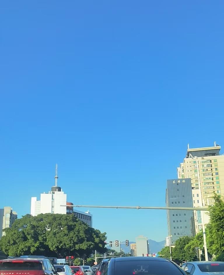 奉劝大家一句，这几天在福建，能不出门就尽量别出门。不仅高温持续，台风也