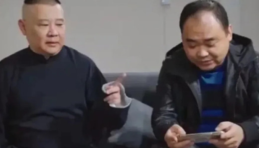 郭德纲在台上经常砸挂的除了于谦外，还有侯震：说侯爷特别懒，说如果有一天自己身