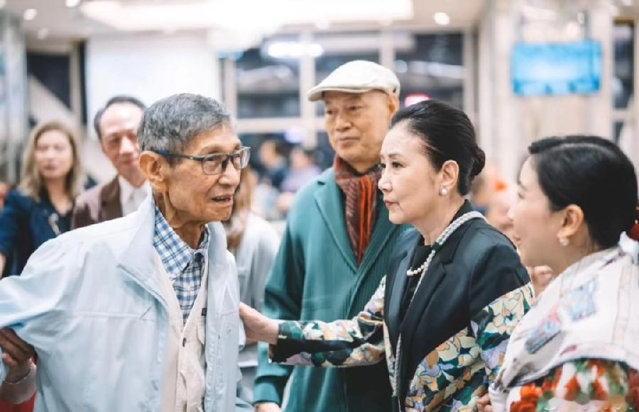 罗家英与刘洵聚会生活照，刘洵生活中长相气质，与戏里面角色模样差别太大了！85+高
