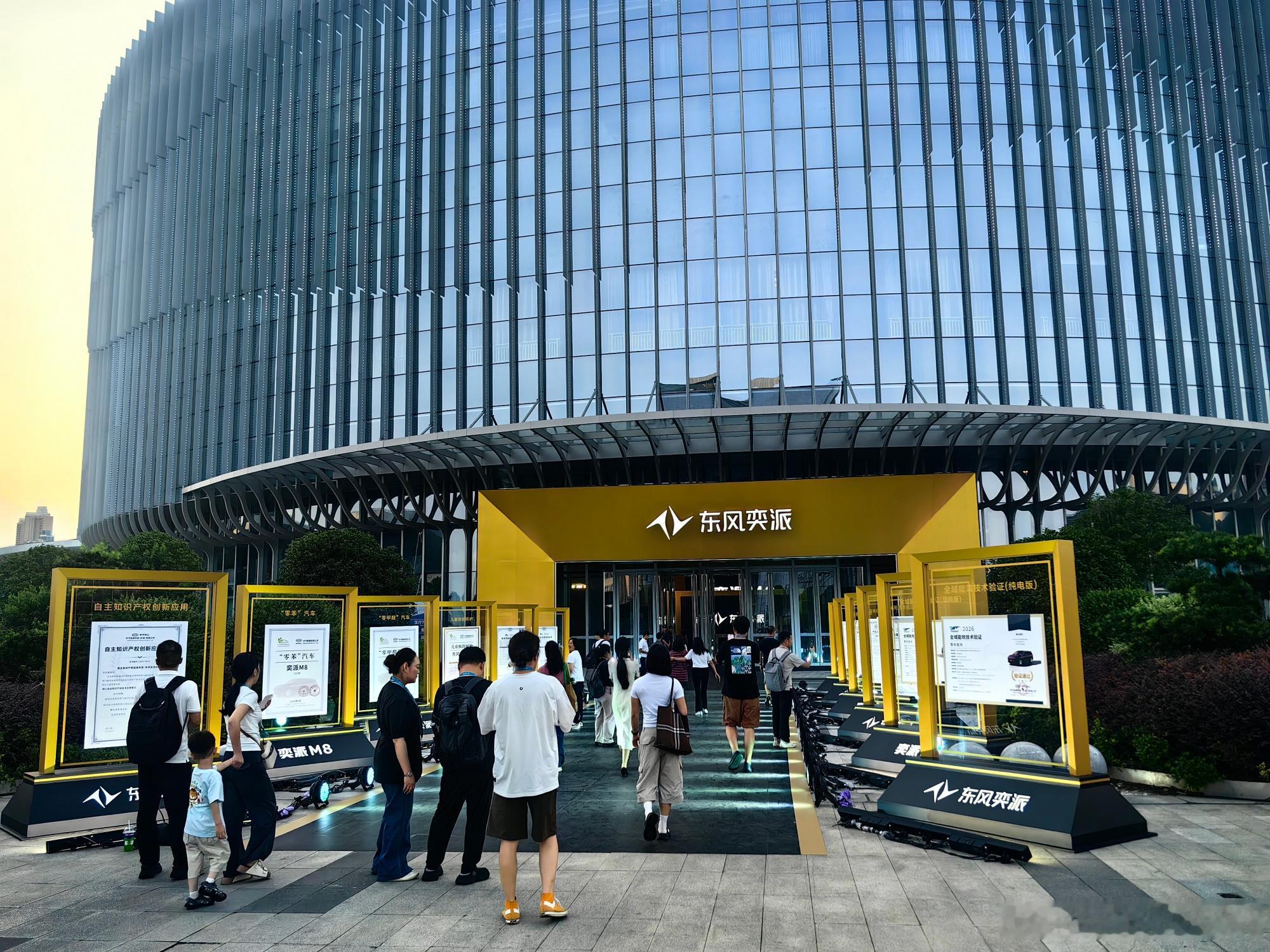 有幸亲临东风奕派M8上市发布会，全程亮点直击家庭用户痛点，一次性说清为...