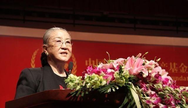 1986年，中央一条“高干子弟一律不准经商”，使得原国防部长耿飚的长女，一夜之间